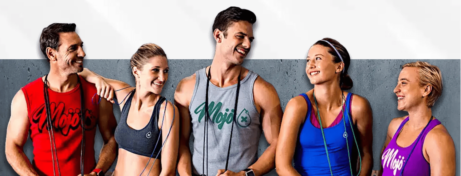Mojo ekibi — Mojo tank topunda beş arkadaş birlikte gülüyor