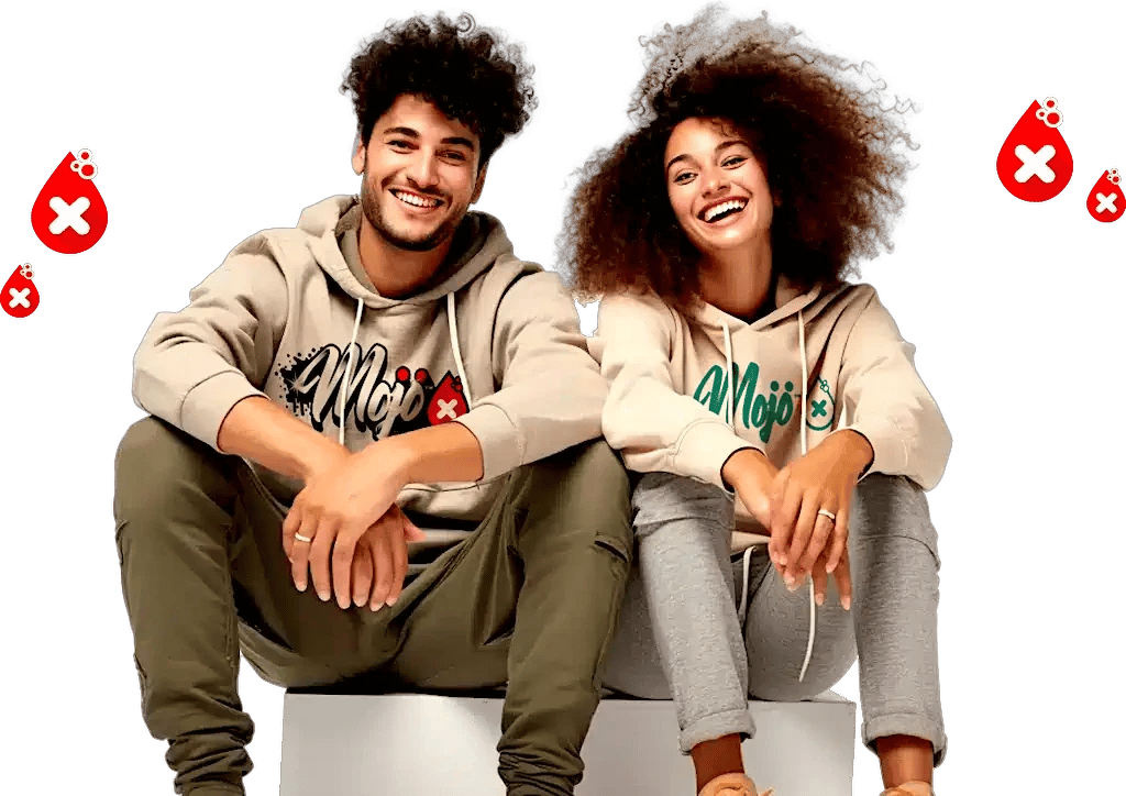MOJO hoodies giymiş gülümseyen çift oturuyor